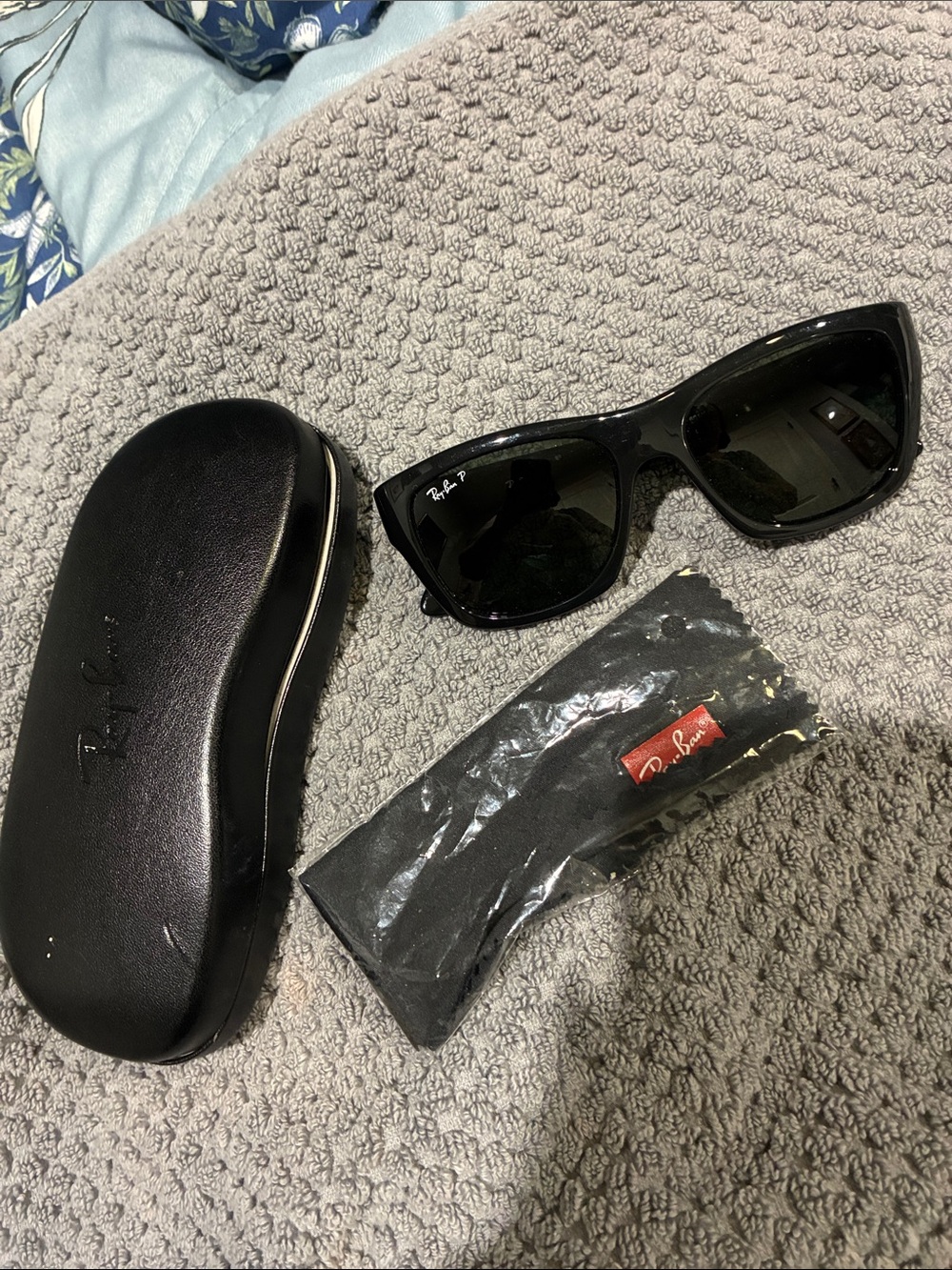Ray Ban 4194 Sunglasses Black Frame Black Lenses - Picture 9 of 9